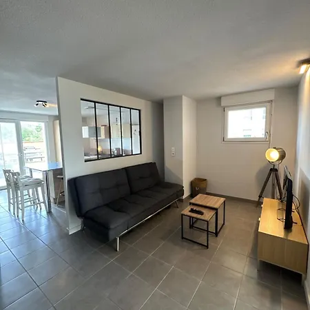 Garden Space - T4 - Airport - Garden - Tram Apartment